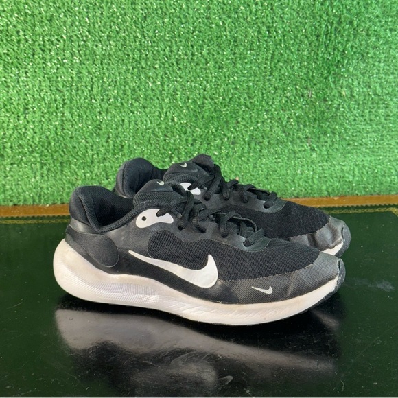 Nike Revolution 7 Black White FB7689-003 Gradeschool Boys Size 3Y - Picture 1 of 6